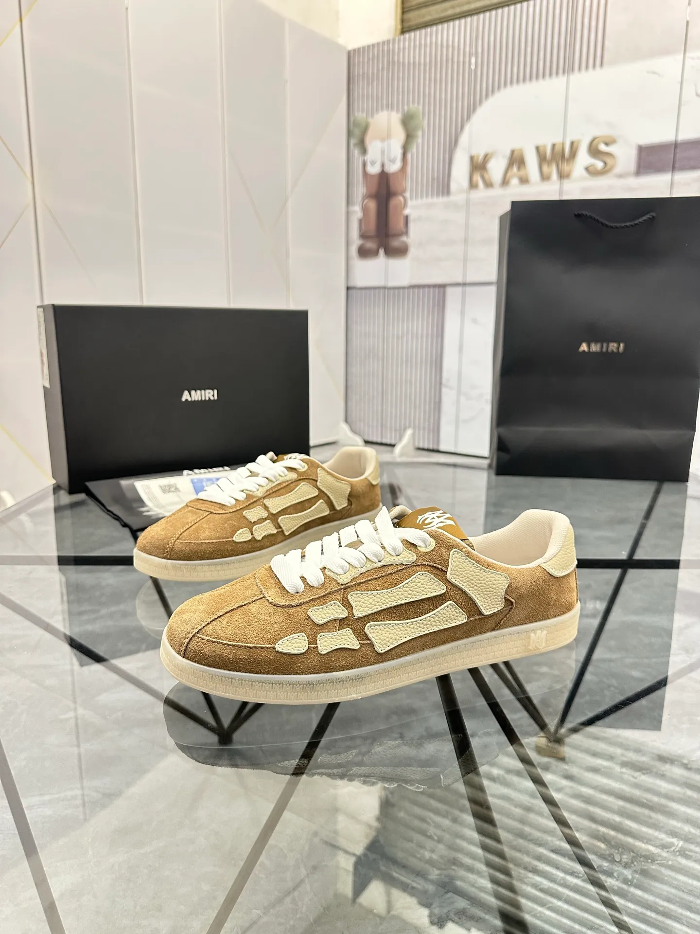 Men's shoes: 💰P600¥ Top quality in Guangzhou Product trademark: AMIRI* "Amir*" low-top casual shoes Regular size: 39-44 (can be customized to 45) Product material: Upper imported first-layer cowhide spliced ​​nubuck leather, breathable lining, original outsole. Number: 525